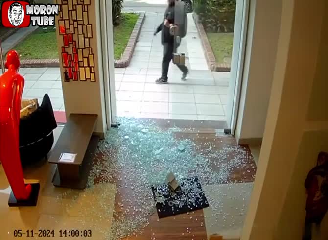 Video :A criminal enters a gym and takes an exercise bike